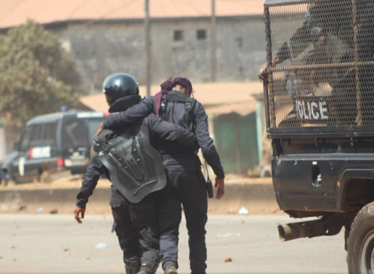Police Guinée : Le vieux qui avait pris le sexe du policier le lui rend !